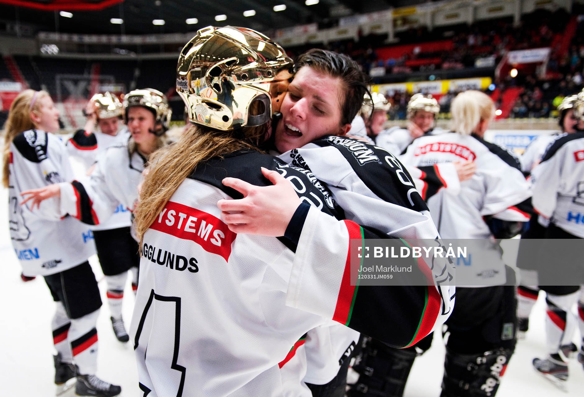 Malin Axelsson och Emma Nordin, Modo, kramar om varandra.