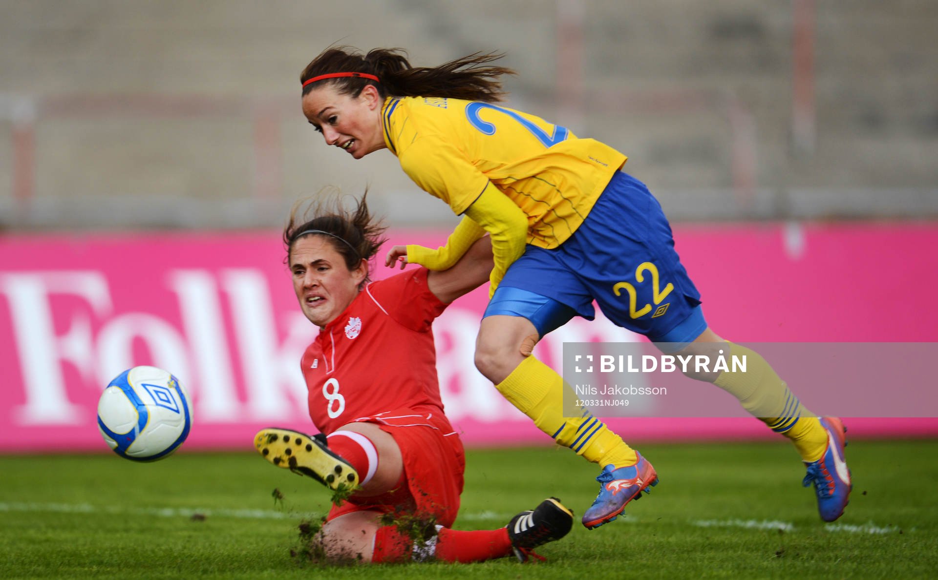 Kosovare Asllani, Sverige, bryter förbi Shannon Woeller,
