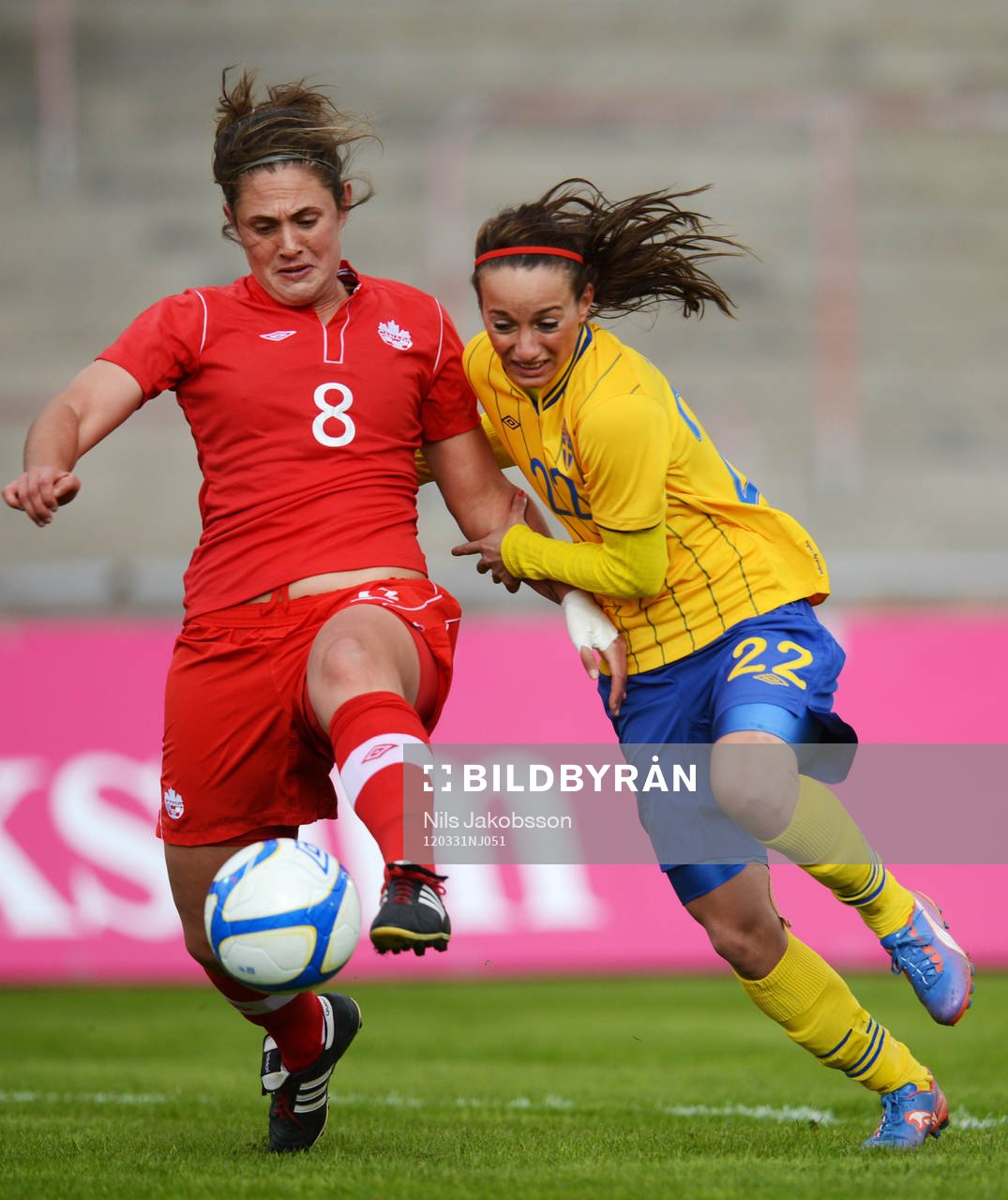 Kosovare Asllani, Sverige, bryter förbi Shannon Woeller,
