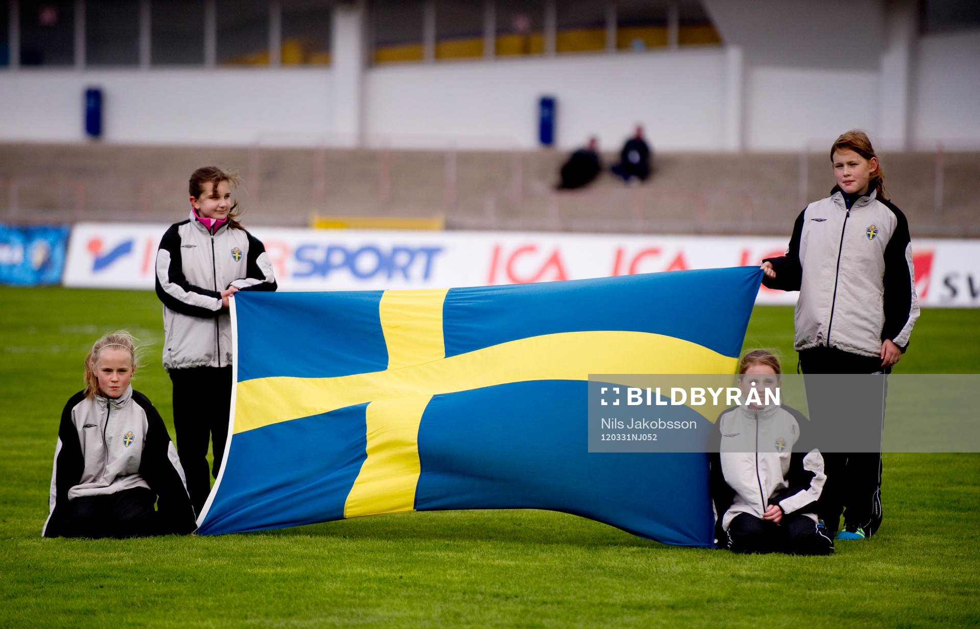 Flickor håller svenska flaggan