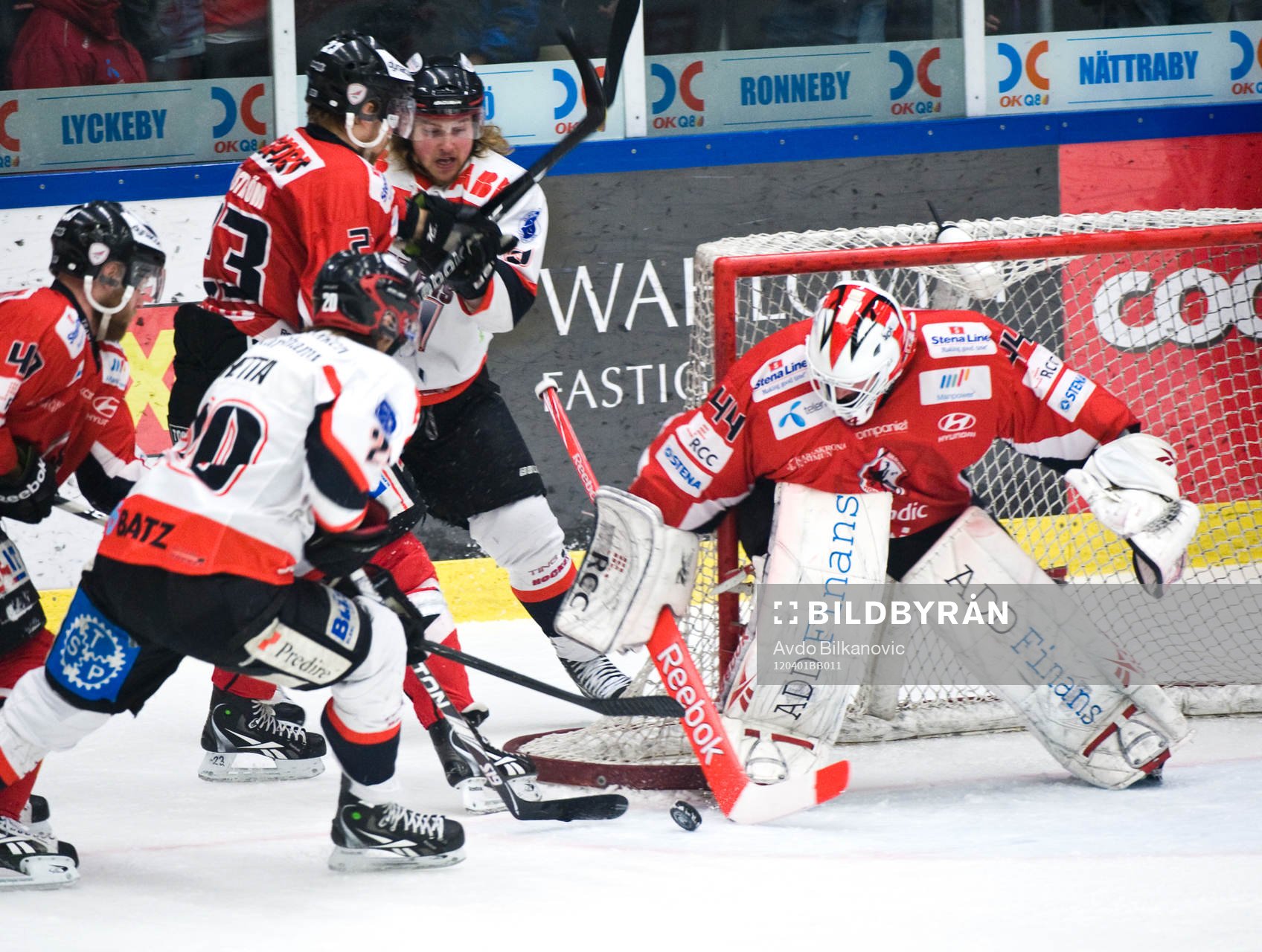 Henrik Hetta, Olofström, framför Timo Leinonen, målvakt,