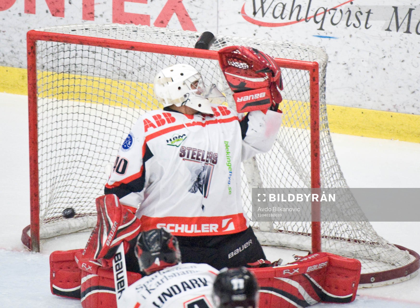 Marcus Lundell, målvakt, Olofström, släpper in pucken