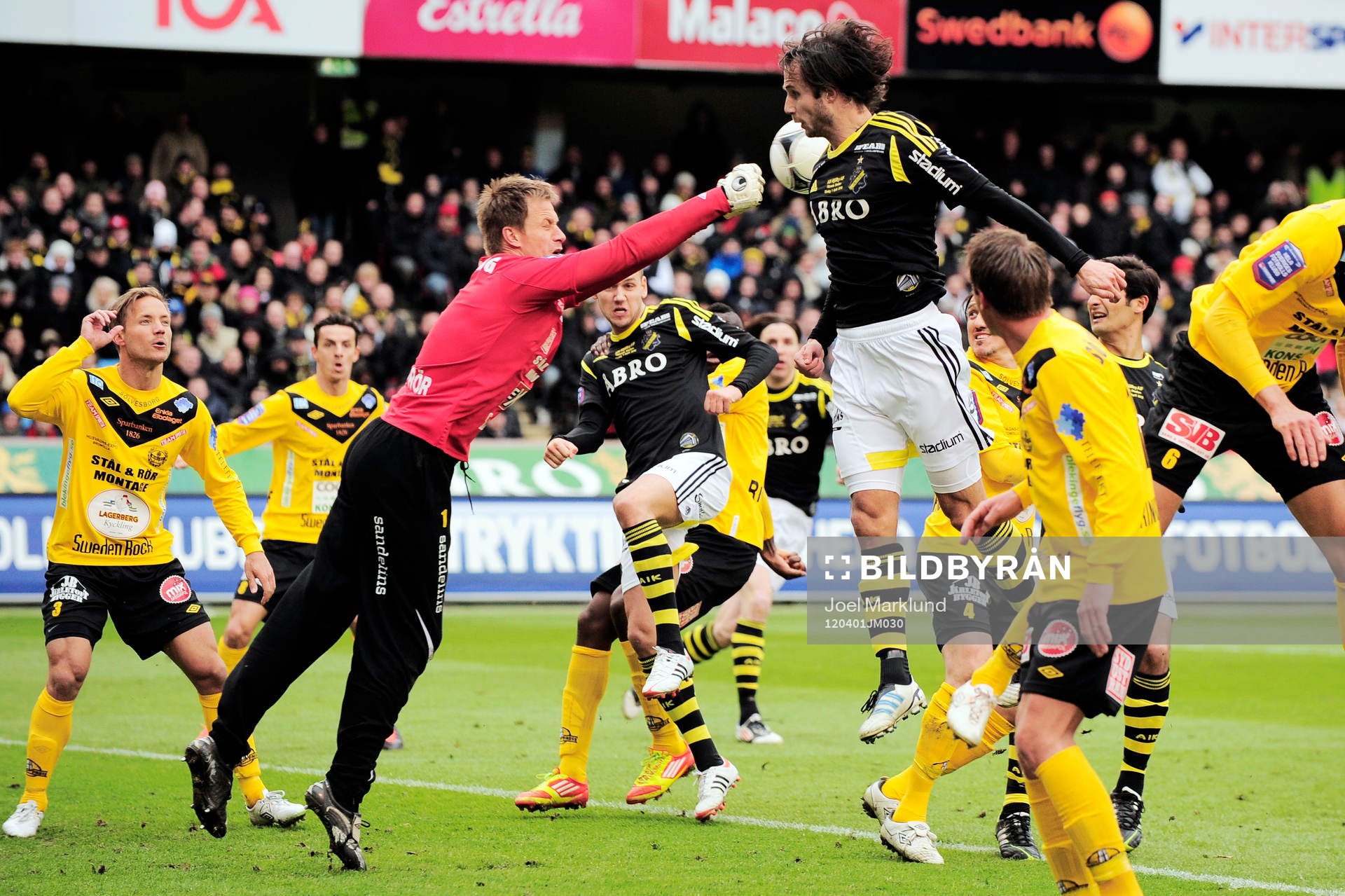  Mattias Asper, målvakt, Mjällby, boxar undan bollen