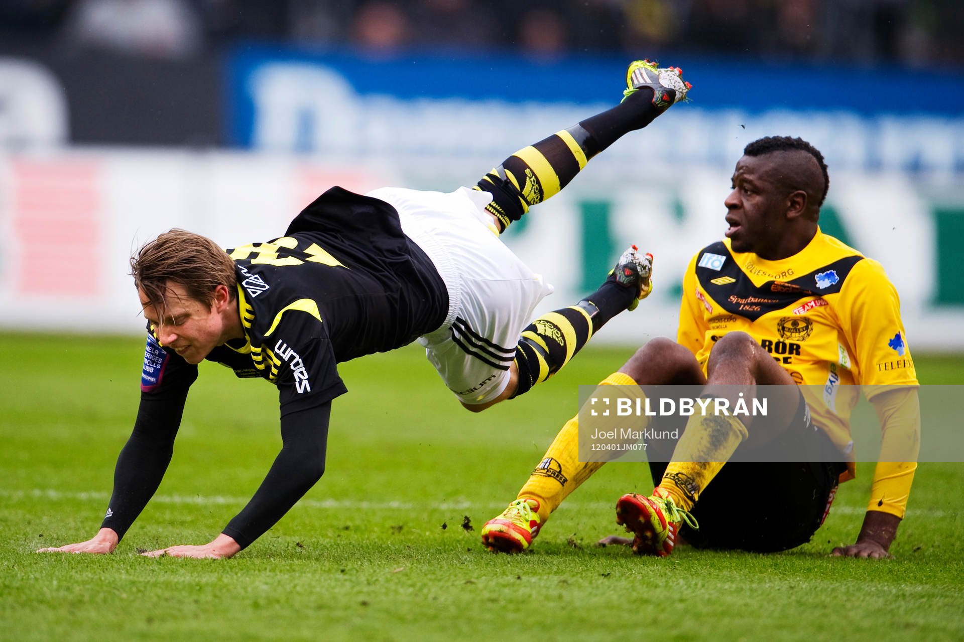  Viktor Lundberg, AIK, faller i en närkamp med Dominique Kivuvu, Mjällby.