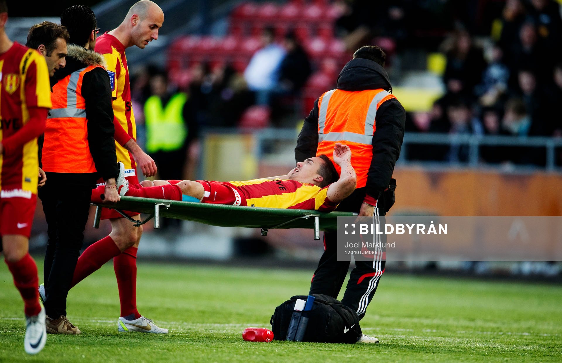 Admir Aganovic, Syrianska, bärs ut skadad på bår. Skada