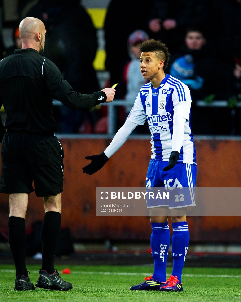 Tobias Sana, IFK Göteborg, blir tilldelad ett gult kort.