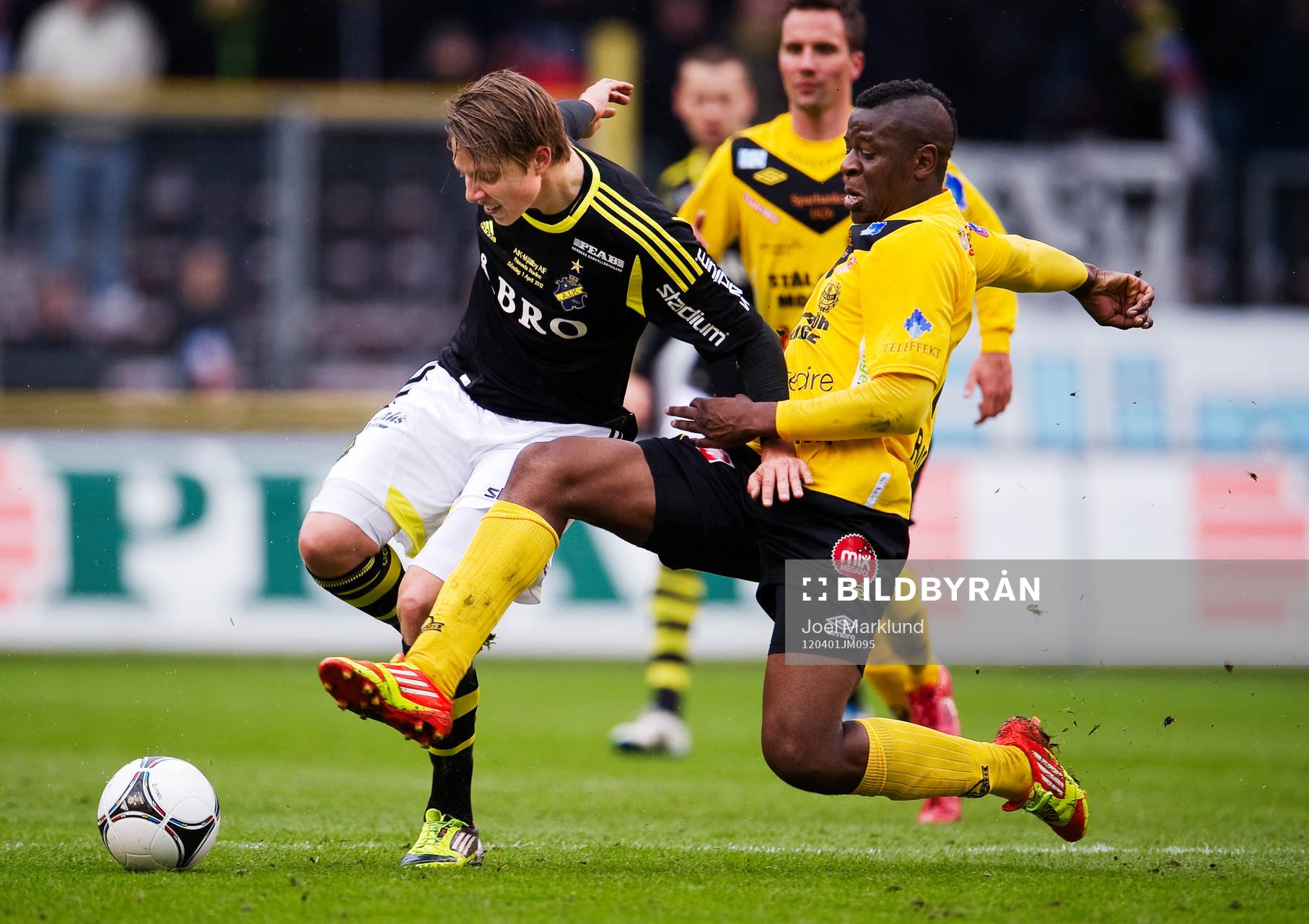  Viktor Lundberg, AIK, stoppas av Dominique Kivuvu, Mjällby.