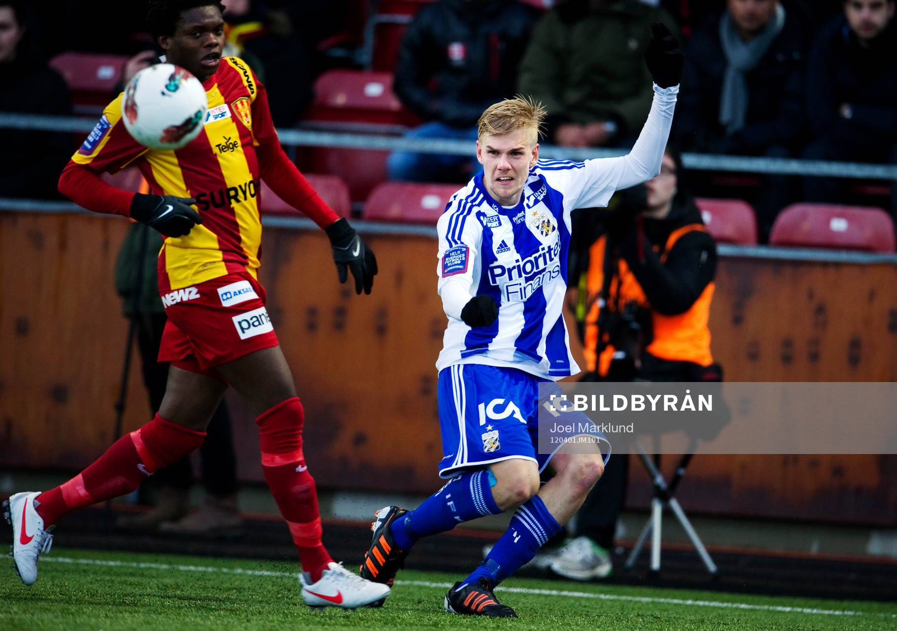 Erik Lund, IFK Göteborg, slår ett inlägg