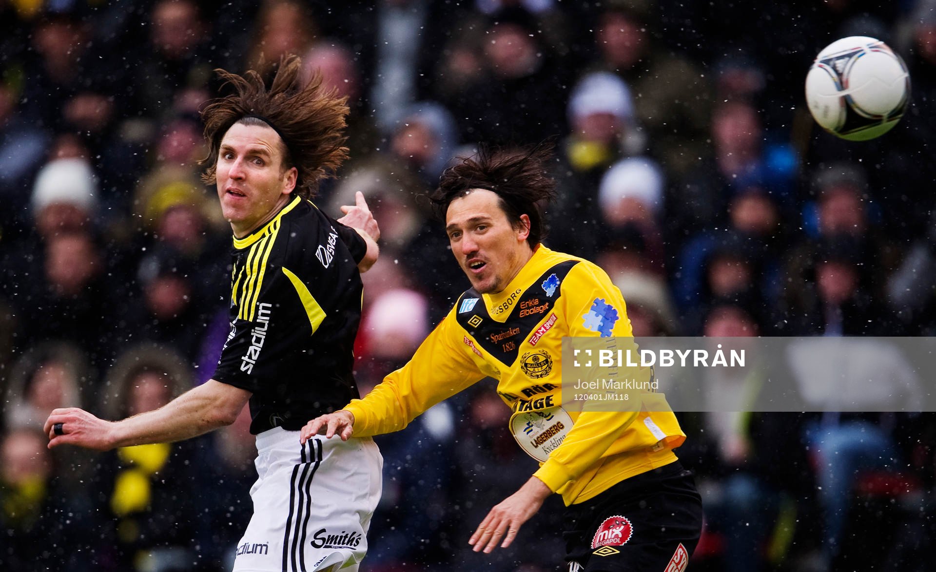 Nils Eric Johansson, AIK, vinner en luftduell mot Daniel