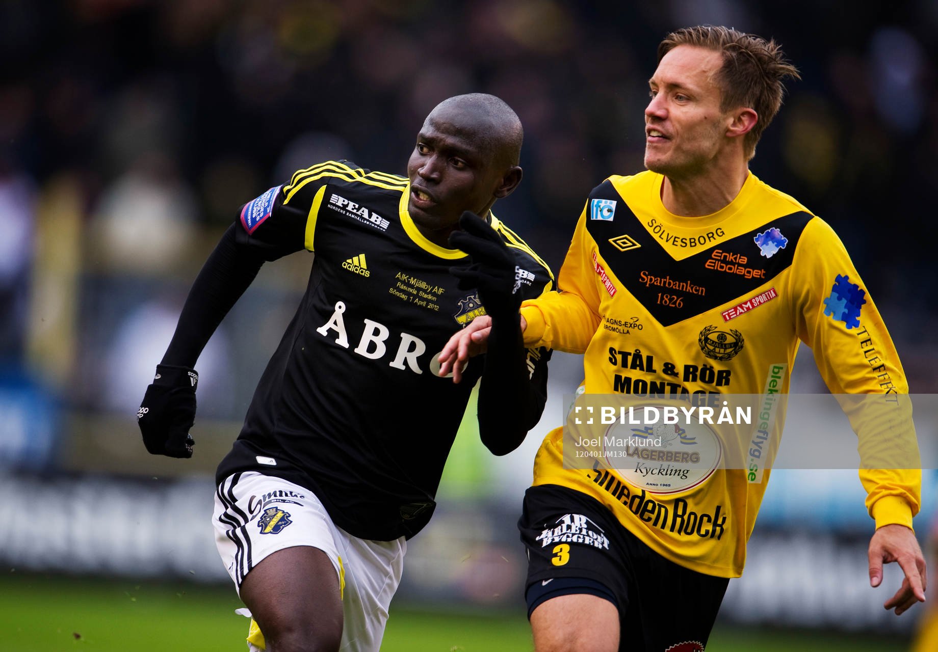  Alhassan Kamara, AIK, och Anders Wikström, Mjällby.