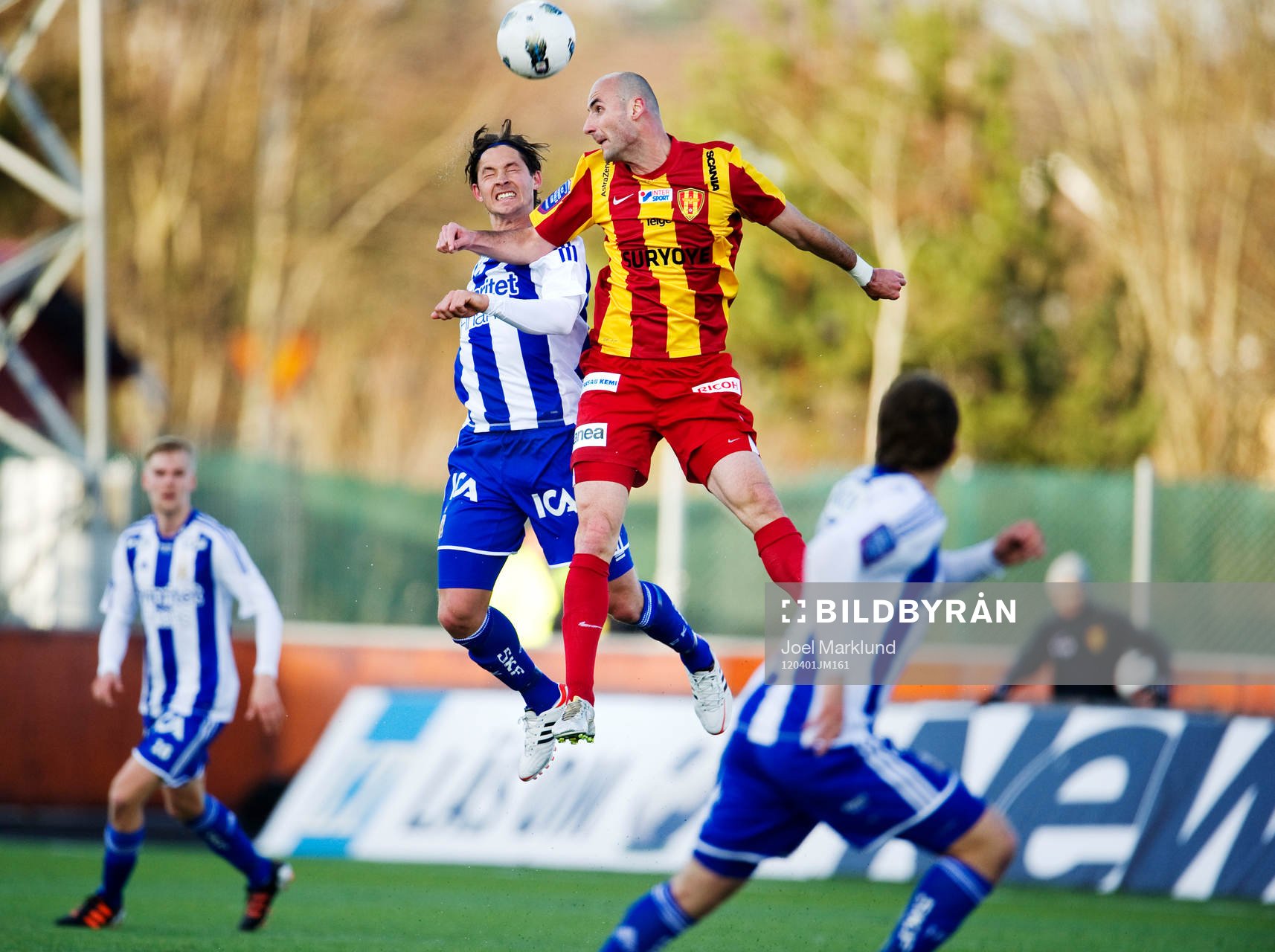  Philip Haglund, IFK Göteborg, i en luftduell med Dinko Felic, Syrianska.