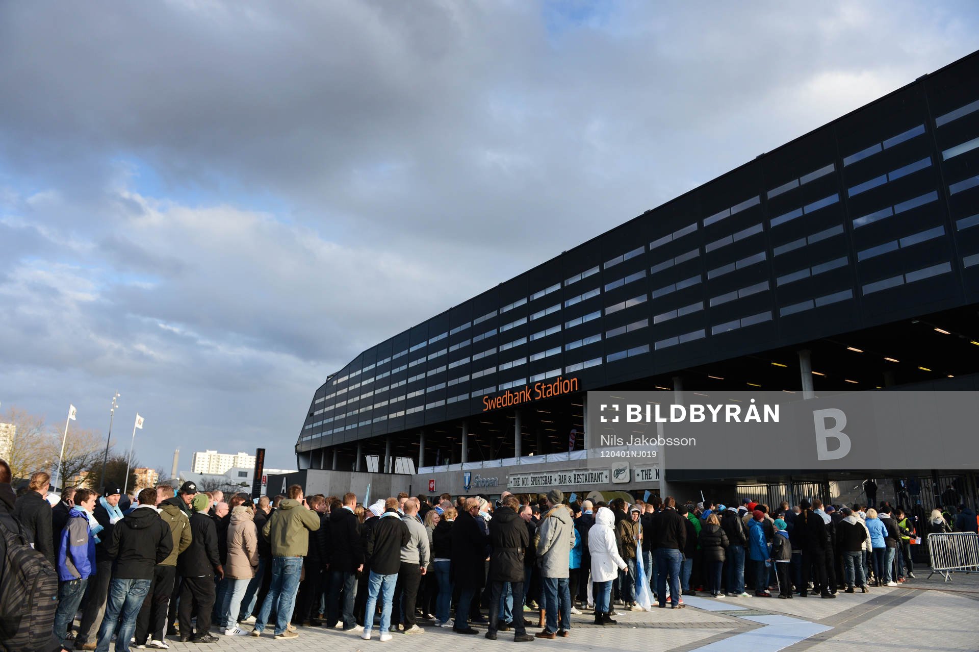 Folkmassa som vill in på matchen köar utanför, Swedbank