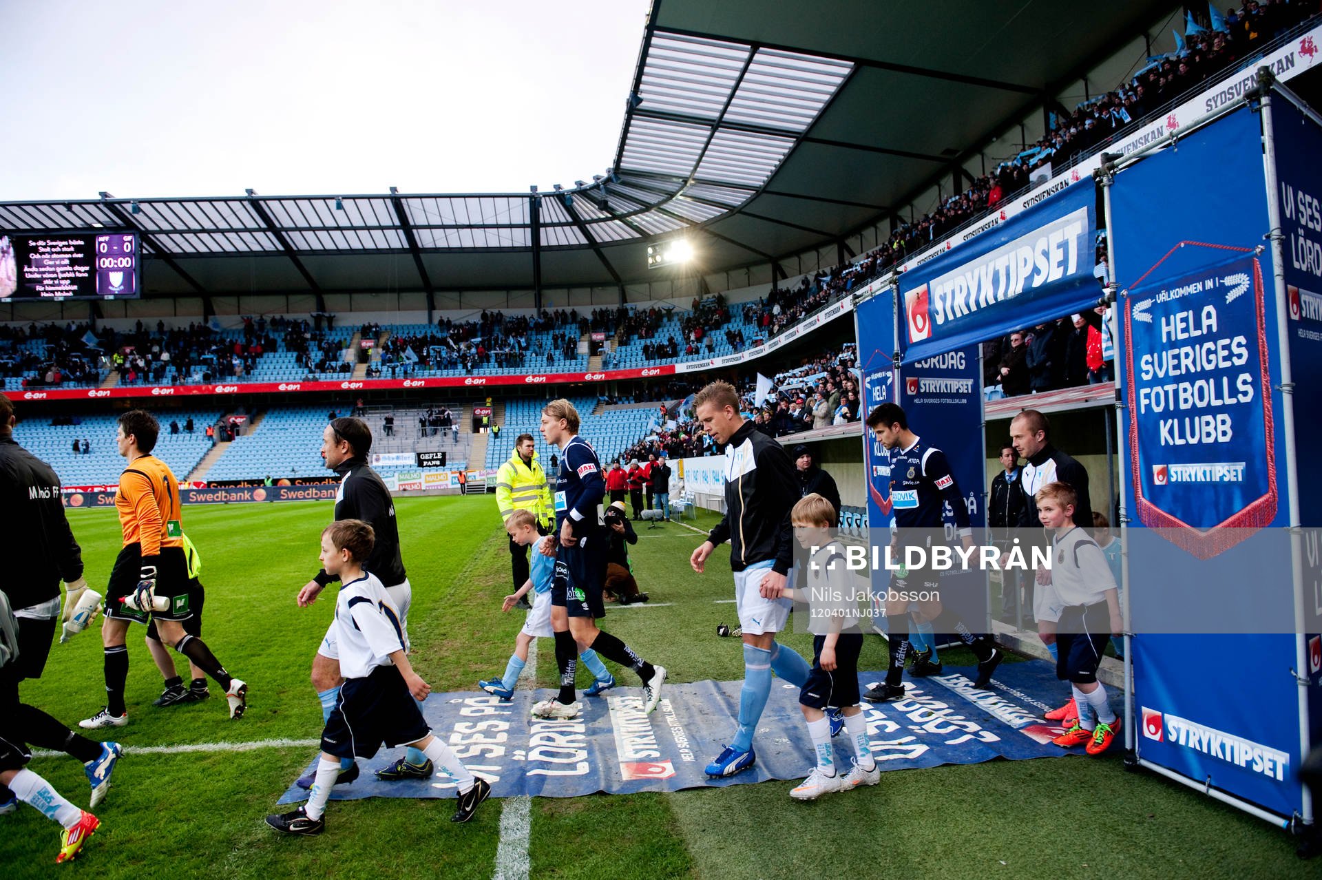Lagen tågar in på Swedbank Stadion, Svenska Spel