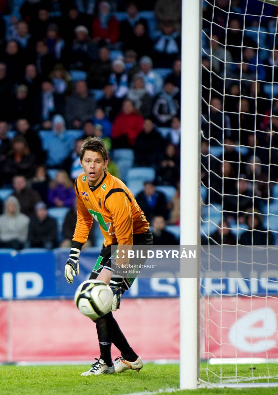 Mattias Hugosson, målvakt, Gefle, räddas av stolpen