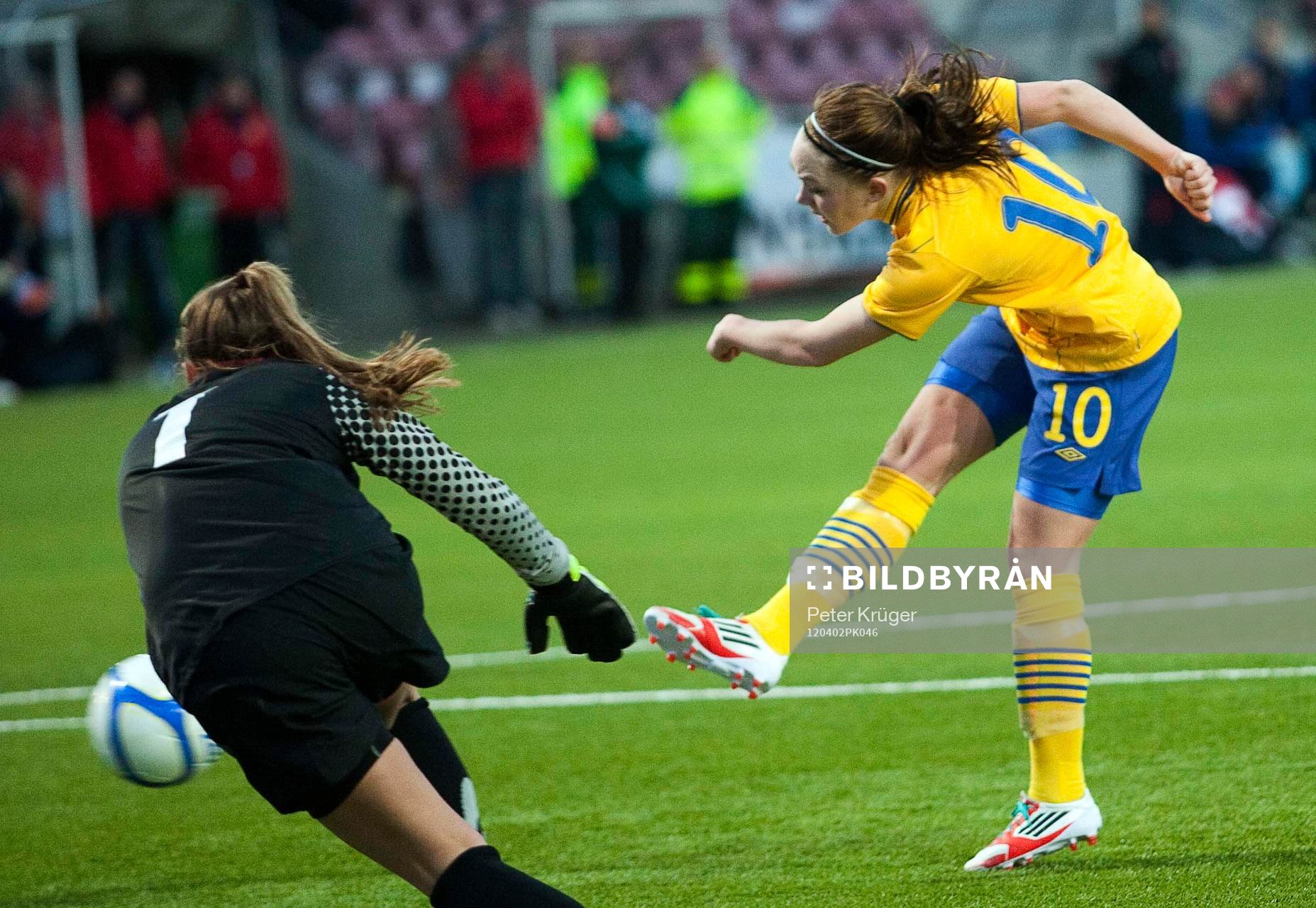 Elin Rubensson gör sitt och Sveriges 3e mål