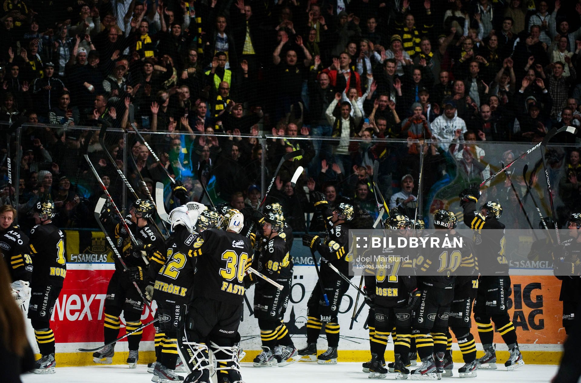 AIK-spelarna tackar publiken