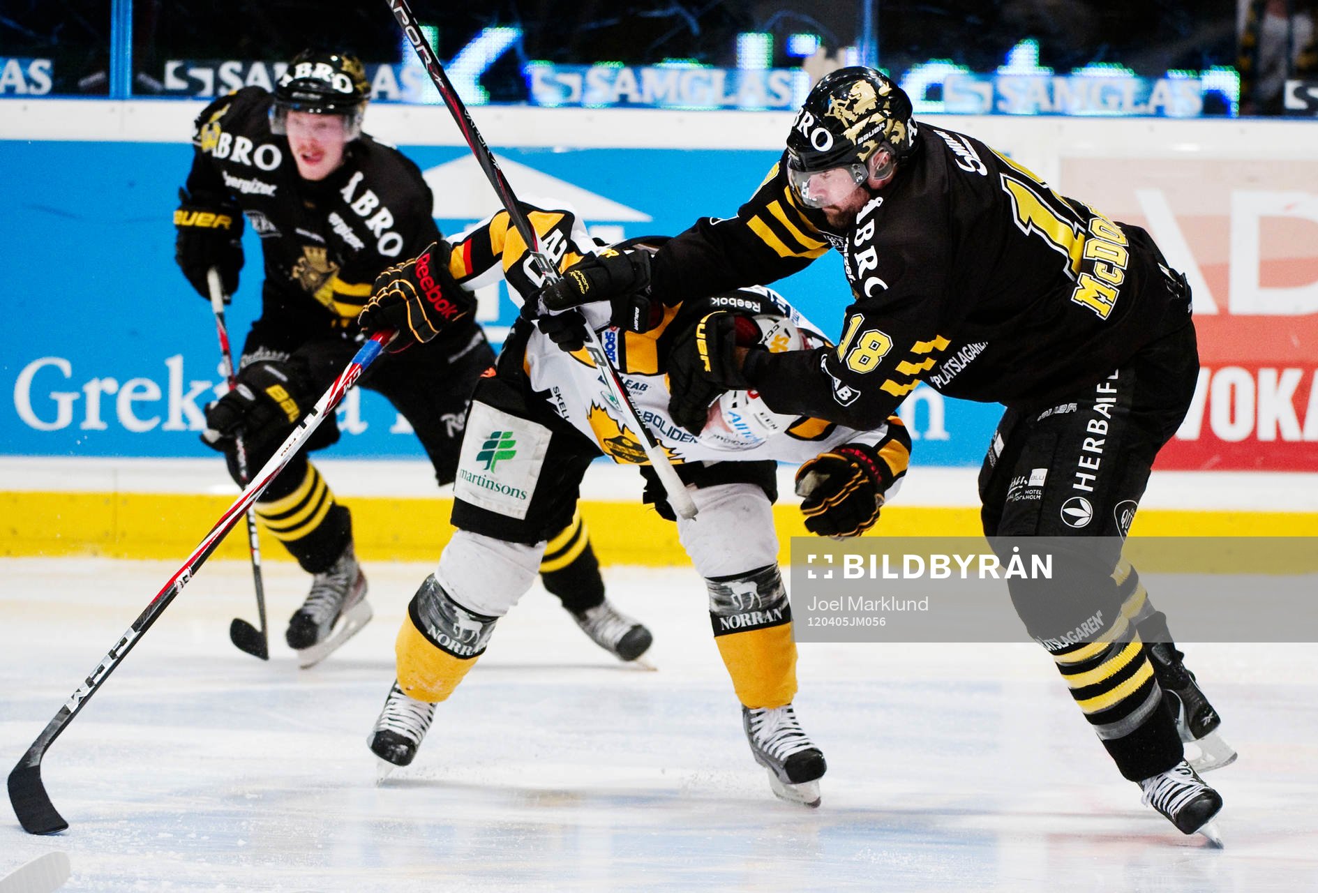 Kent McDonell, AIK, trycker ned Erik Forssell, Skellefteå