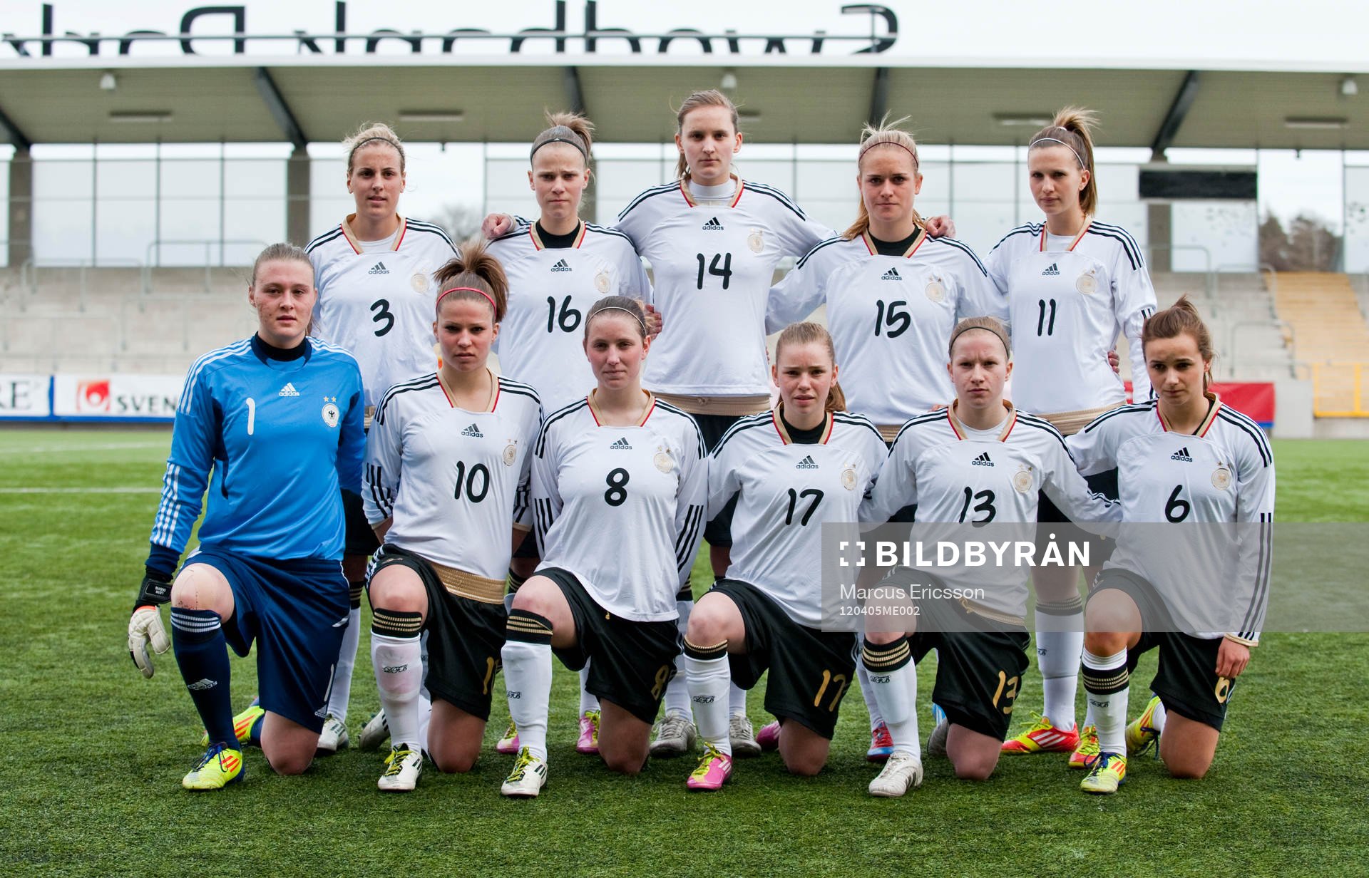 Lagbild, startelva, bak fr.v. Jennifer Cramer, Jessica