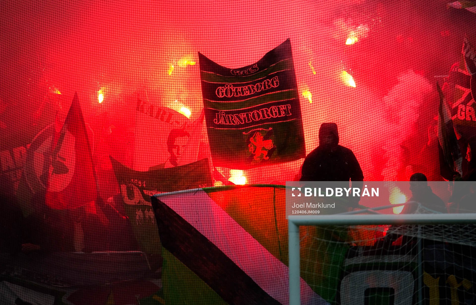 GAIS-klacken tände bengaleldar vid matchstart. Bengalisk