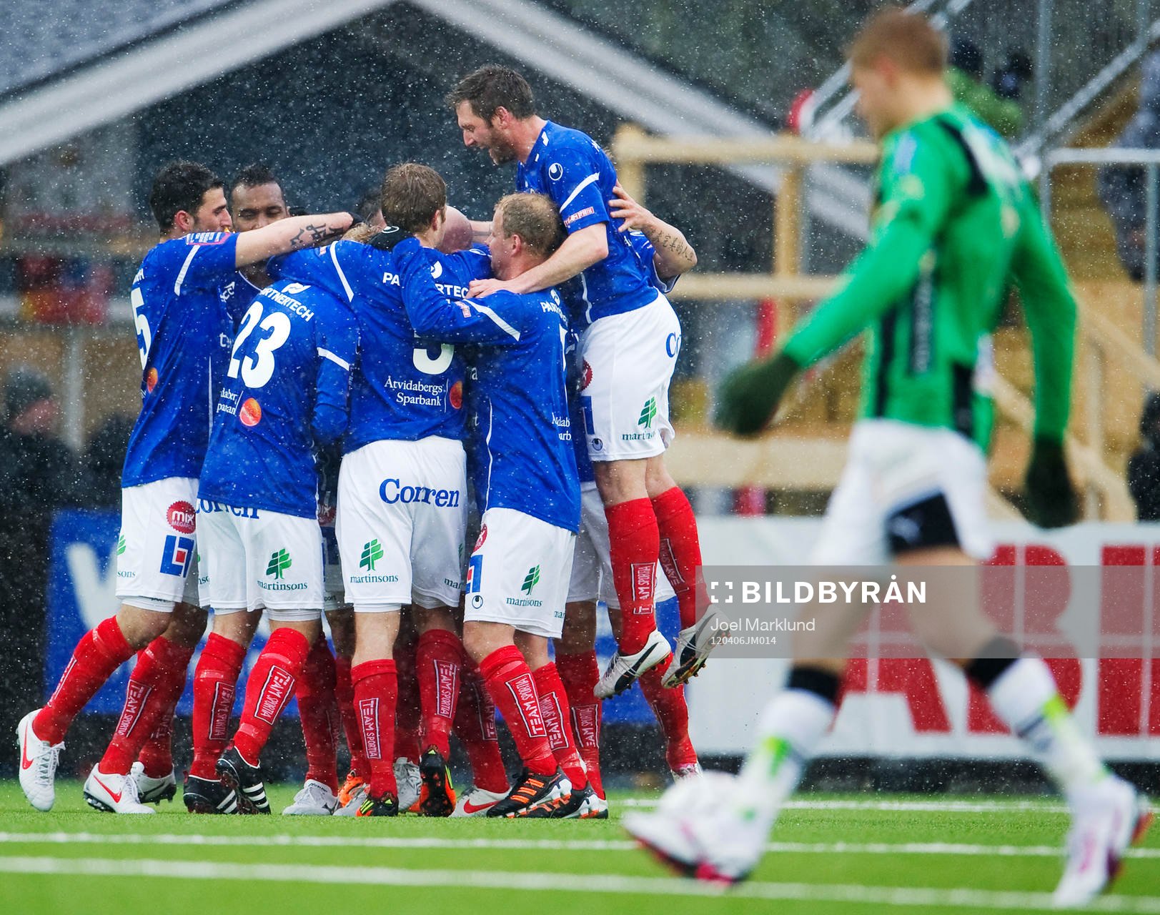  Glädje i Åtvidaberg efter det matchavgörande 2-1-målet. Jubel.