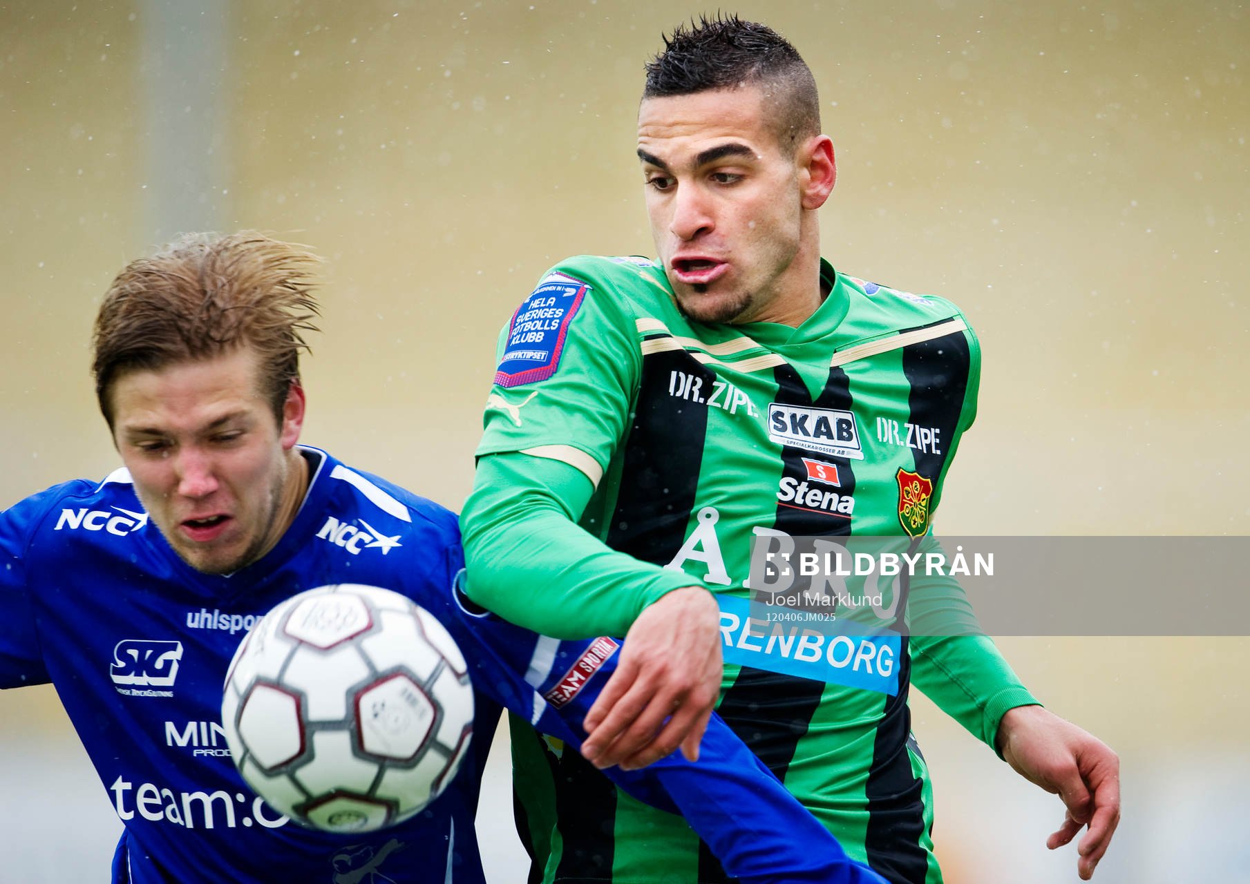  Anton Tinnerholm, Åtvidaberg, i närkamp med Mervan Celik, GAIS.