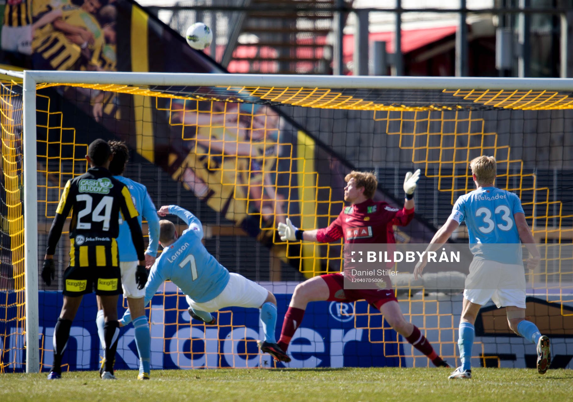 Daniel Larsson, Malmö FF, skjuter över på friläge,