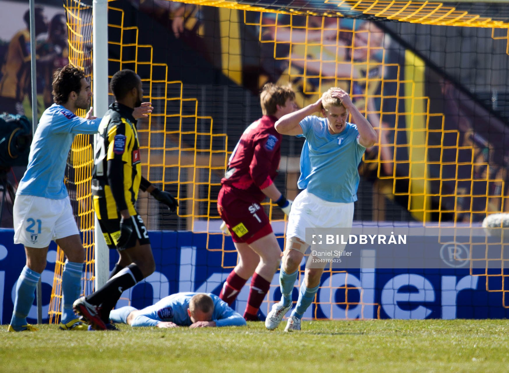 Daniel Larsson, Malmö FF, skjuter över på friläge,