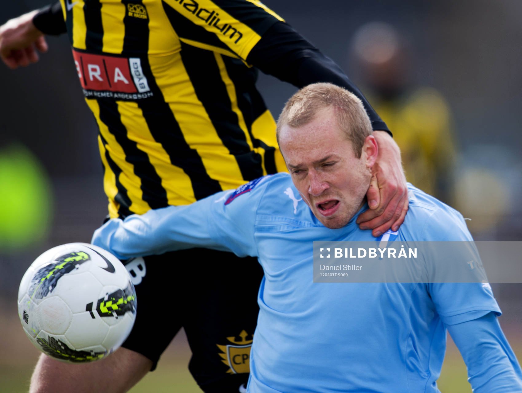 Daniel Larsson, Malmö FF, dras ner och får straff