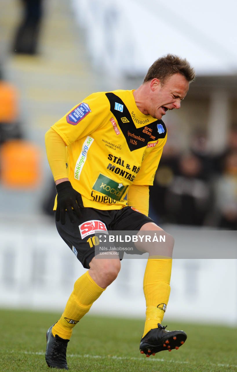 Marcus Ekenberg, Mjällby, får en smäll på låret.