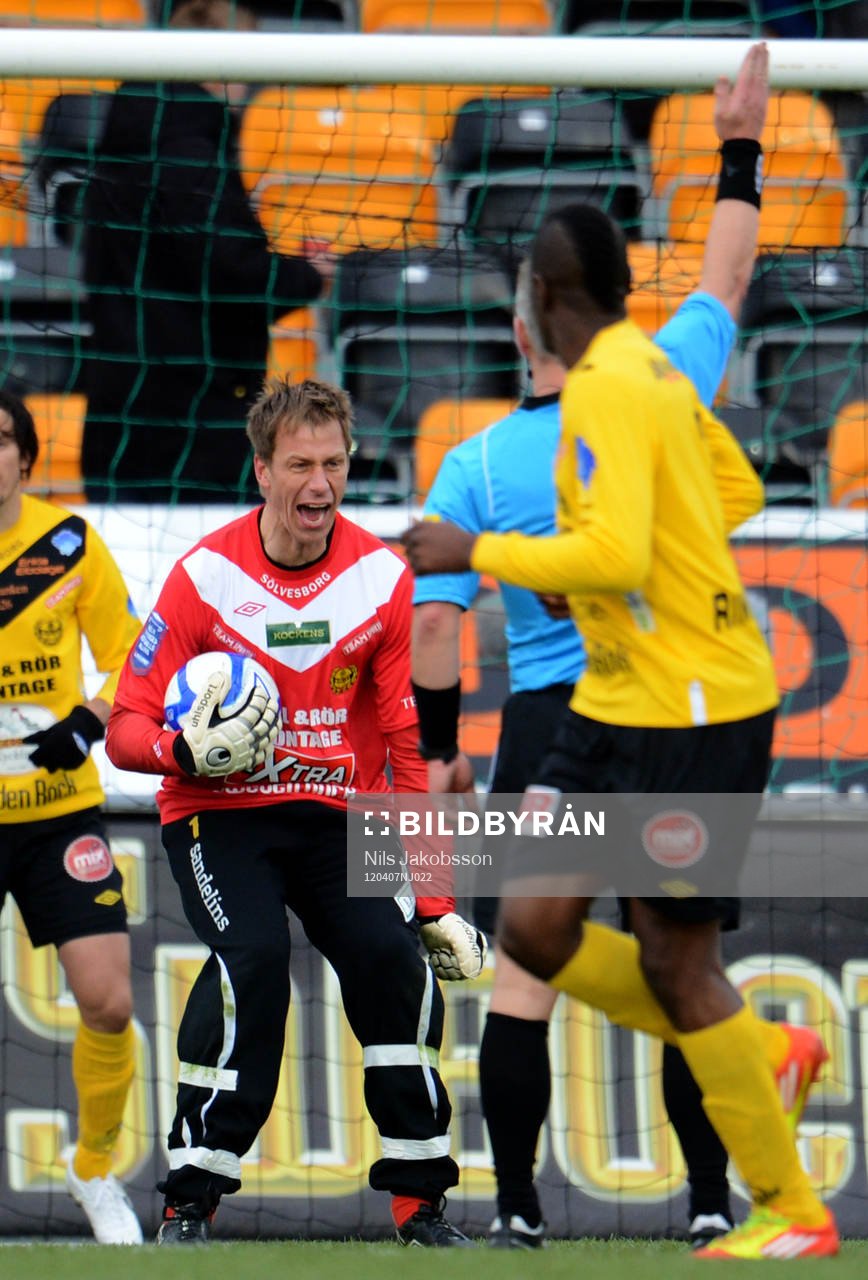 Mattias Asper, målvakt, Mjällby, skriker på domaren