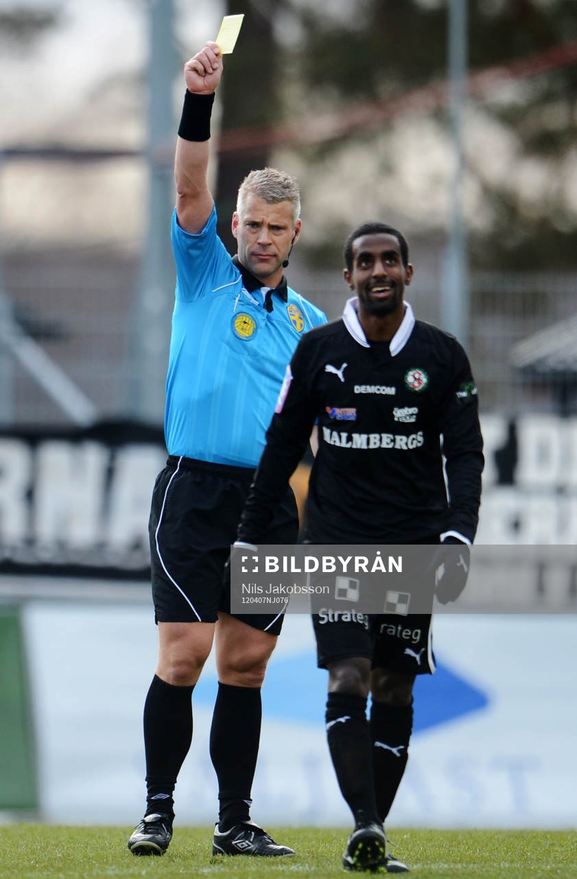 domare Tobias Mattsson, ger gult kort till Mohammed Saeid,