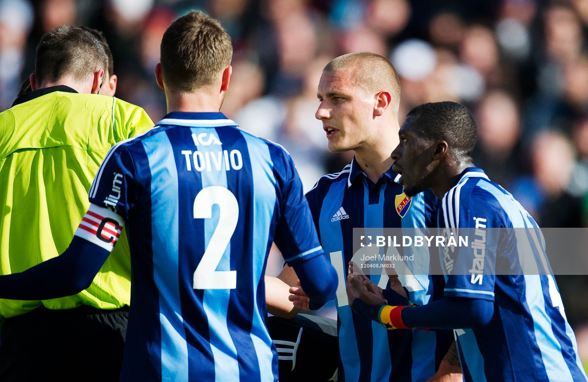 Marc Pedersen och Yussif Chibsah, Djurgården, pratar med