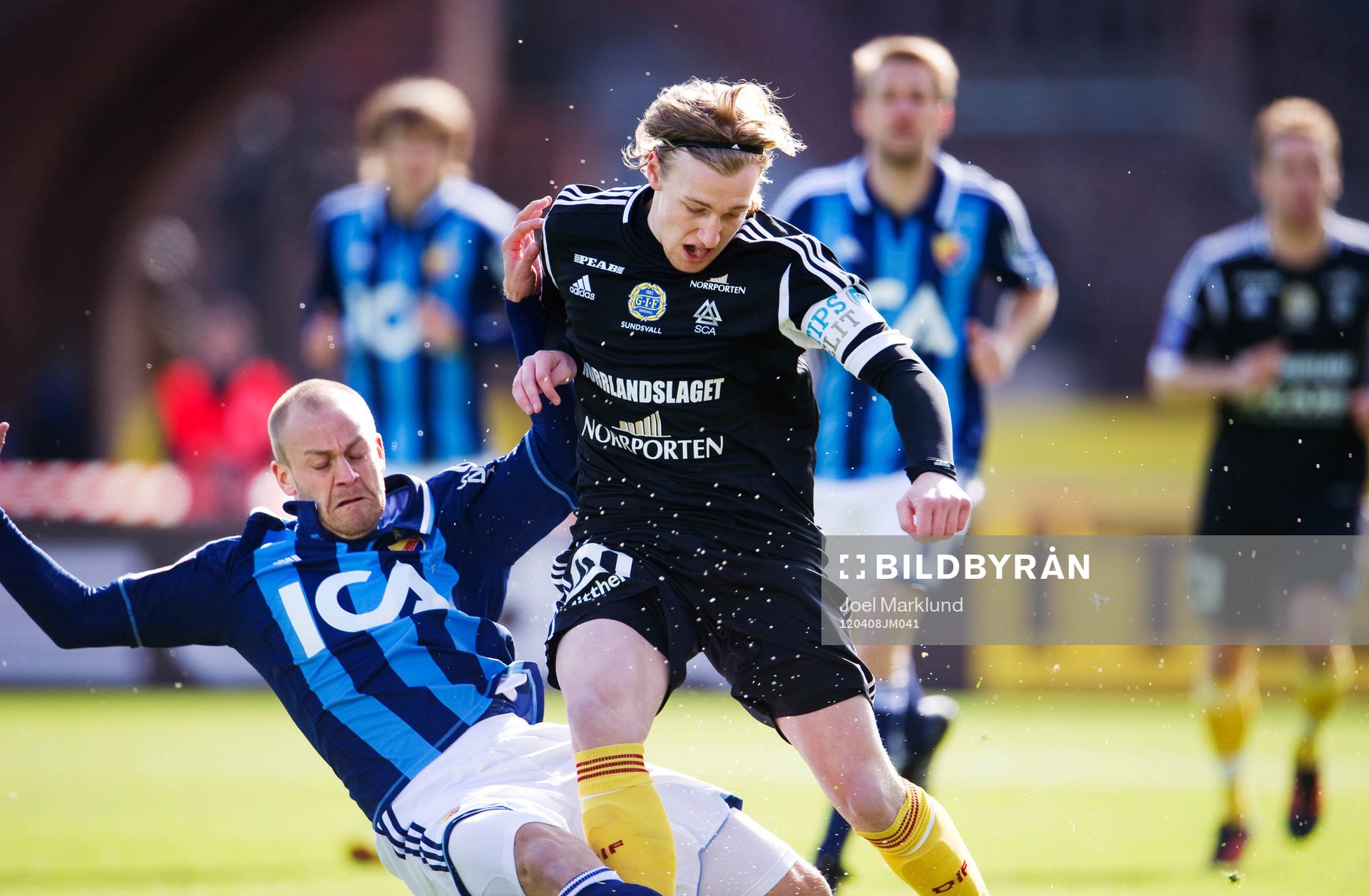 Daniel Sjölund, Djurgården, tacklar Emil Forsberg,