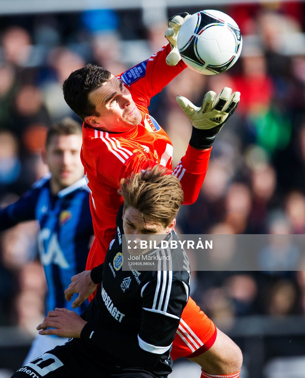 Kasper Jensen, målvakt, Djurgården, tar ner bollen