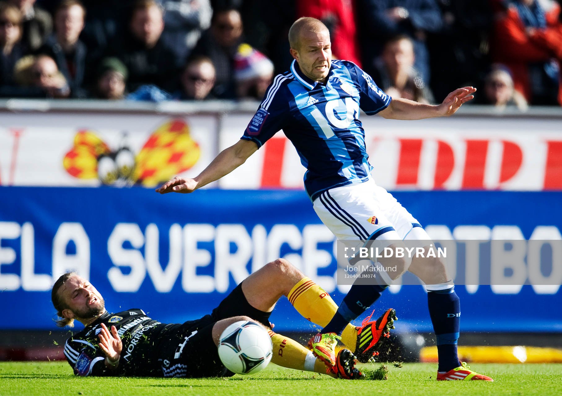 Fredric Jonson, Sundsvall, tacklar Petter Gustafsson,