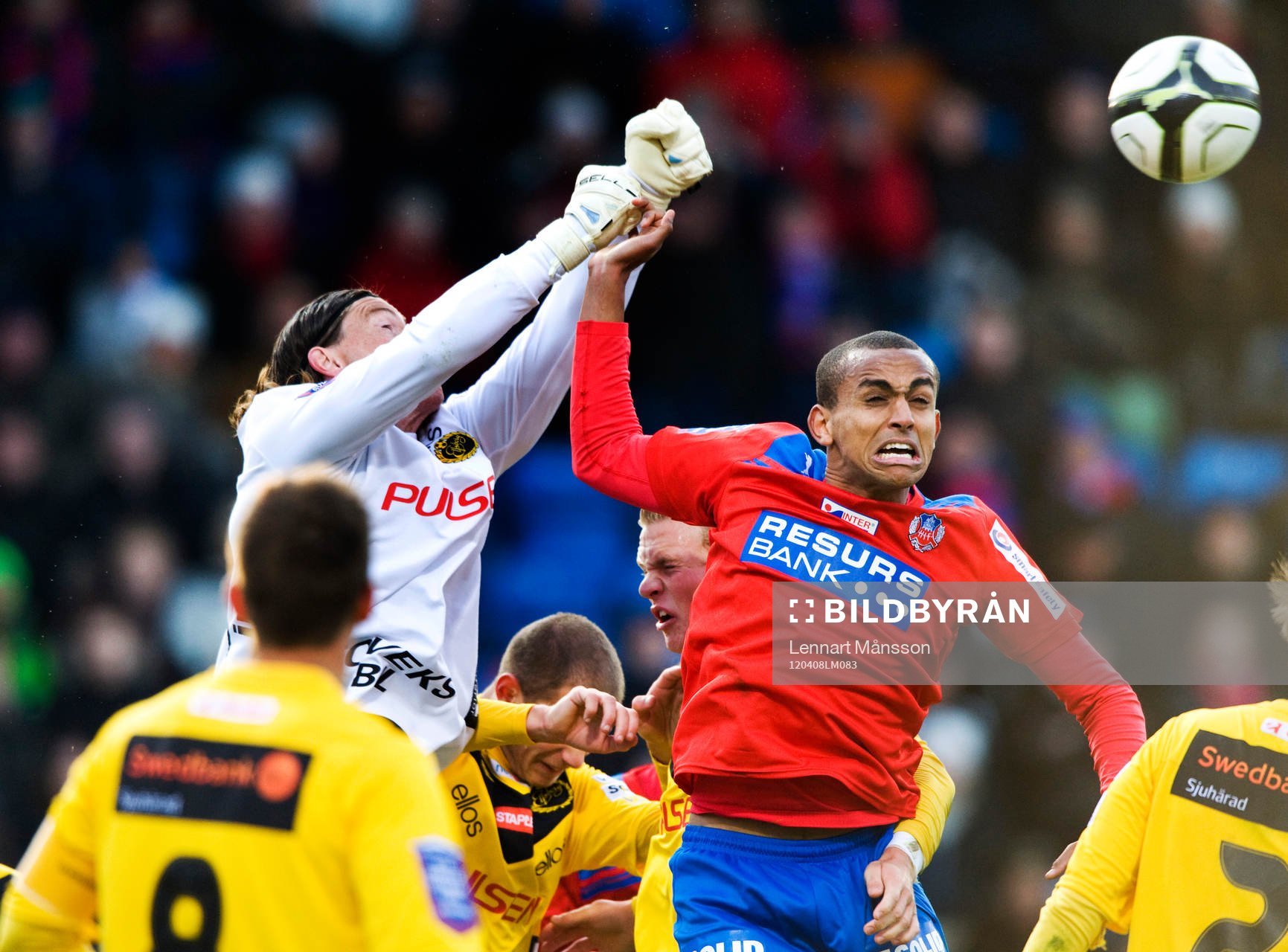 Kenneth Höje, målvakt, Elfsborg boxar undan framför