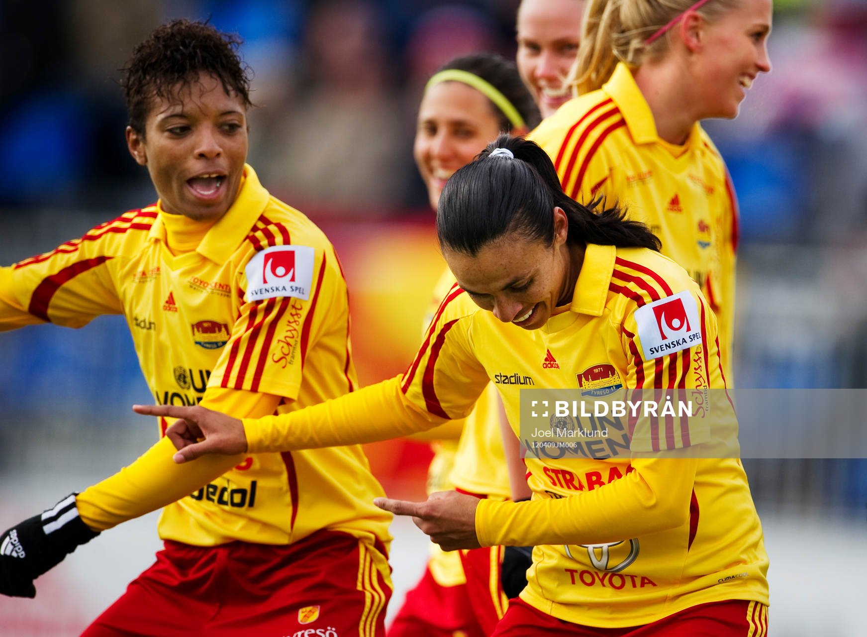 Elaine Moura och Marta, Tyresö, dansar