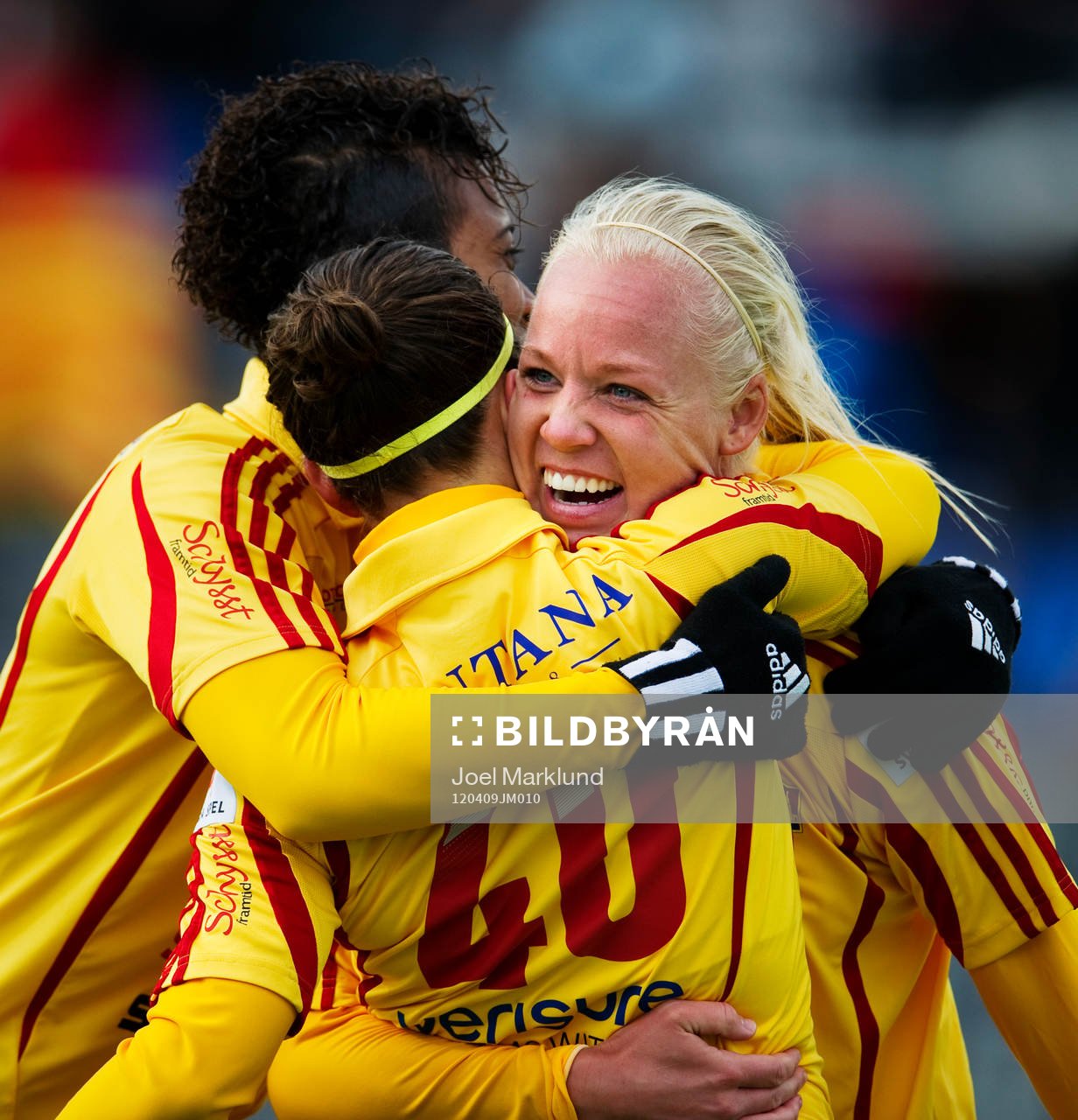  Caroline Seger, Tyresö, kramas av om Elaine Moura och Veronica Boquete efter sitt 4-0-mål. Glädje.