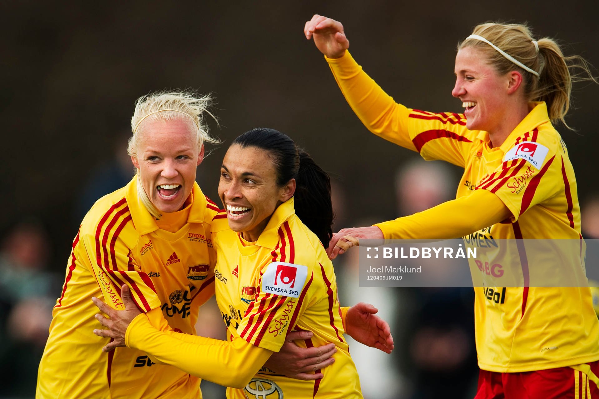  Caroline Seger, Marta och Kirsten van de Ven, Tyresö, jubel efter 5-0-målet.