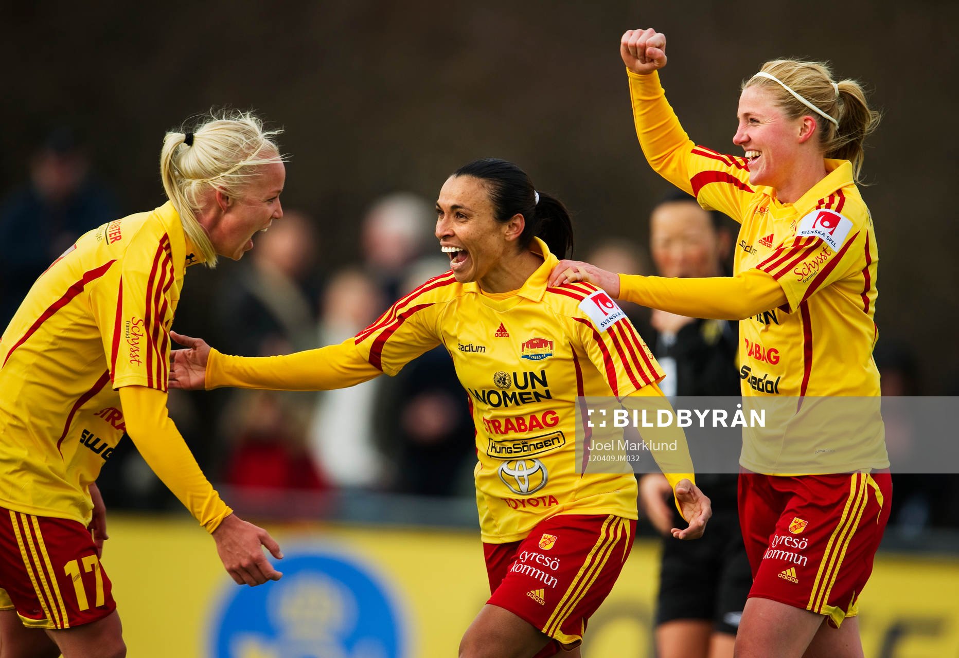  Caroline Seger, Marta och Kirsten van de Ven, Tyresö, jubel efter 5-0-målet.