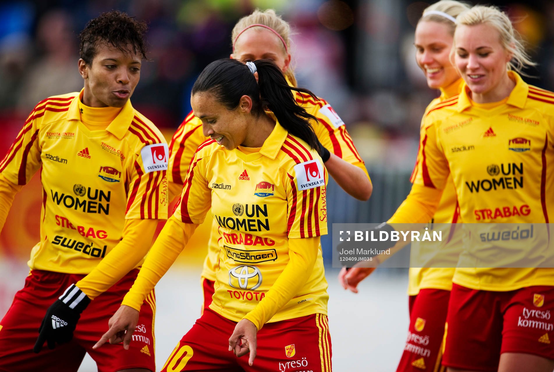 Elaine Moura och Marta, Tyresö, dansar