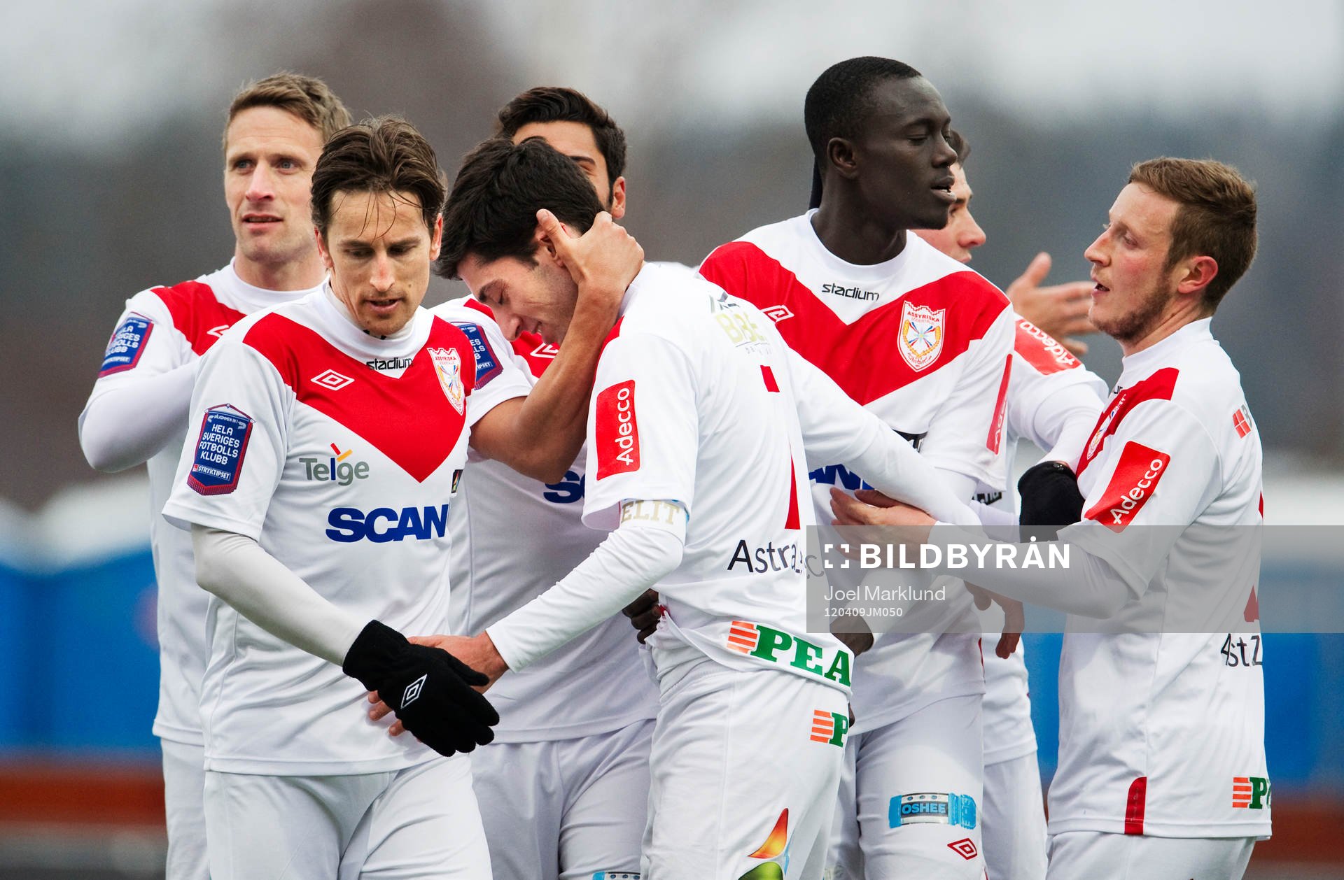 Nahir Besara, Assyriska, gratuleras till sitt 3-1-mål
