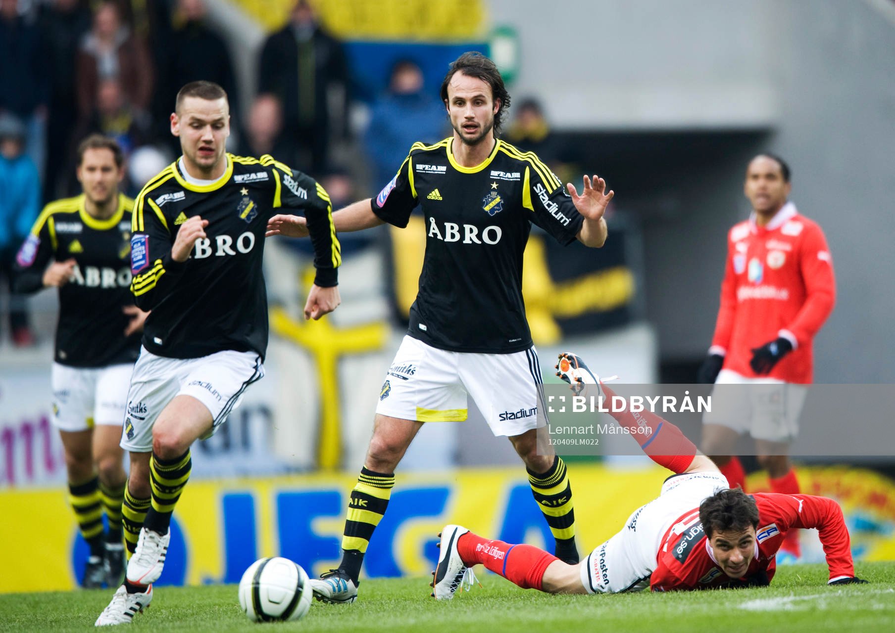 Helgi Danielsson, AIK, har fått Kalmar på fall