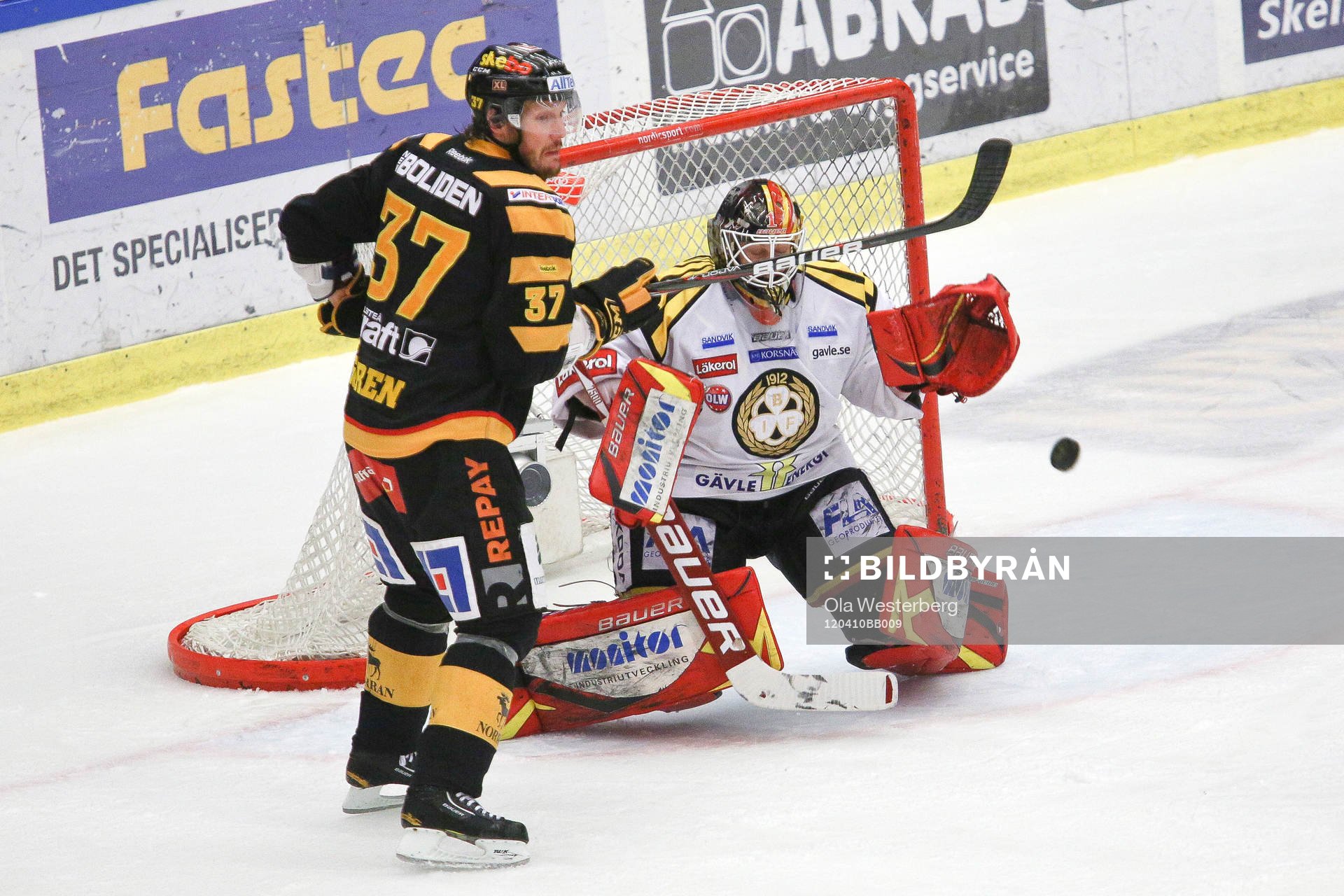 Lee Goren, Skellefteå skymmer Niklas Svedberg, målvakt