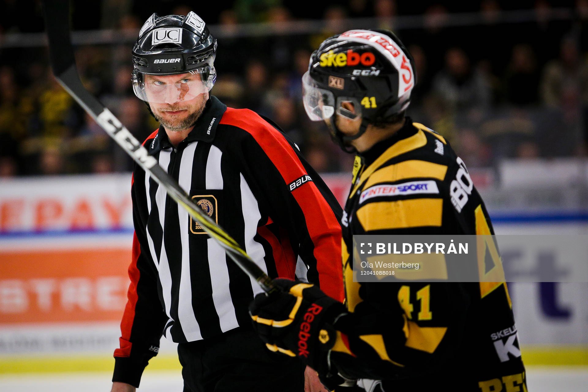Domare Ulf Rönnmark pratar med Pierre Eduord Bellemare,