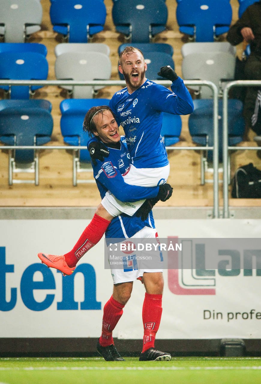  Viktor Prodell och Magnus Eriksson, Åtvidaberg jubel tilsammans efter 3-0