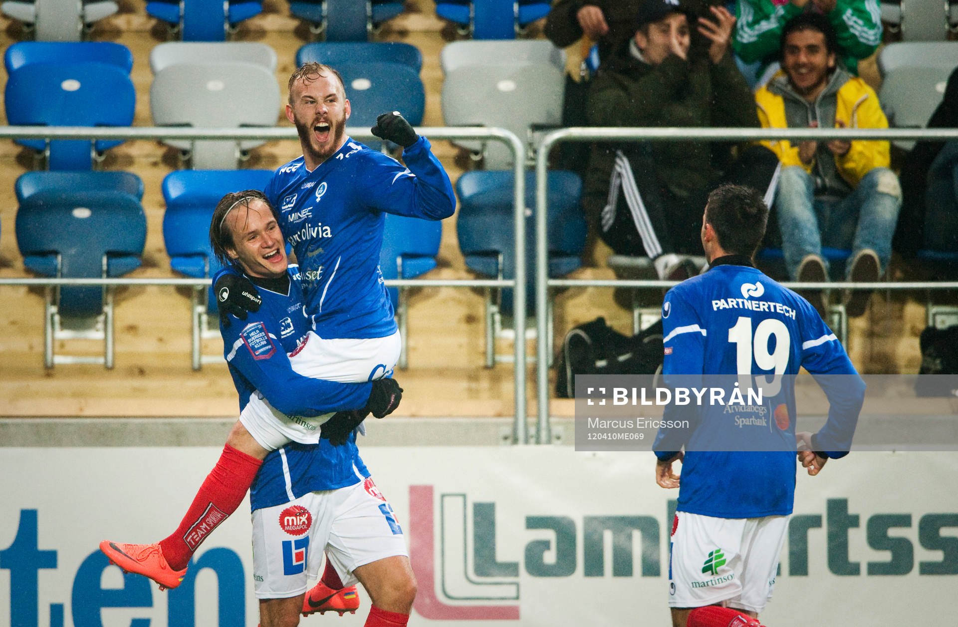  Viktor Prodell och Magnus Eriksson, Åtvidaberg jubel tilsammans efter 3-0