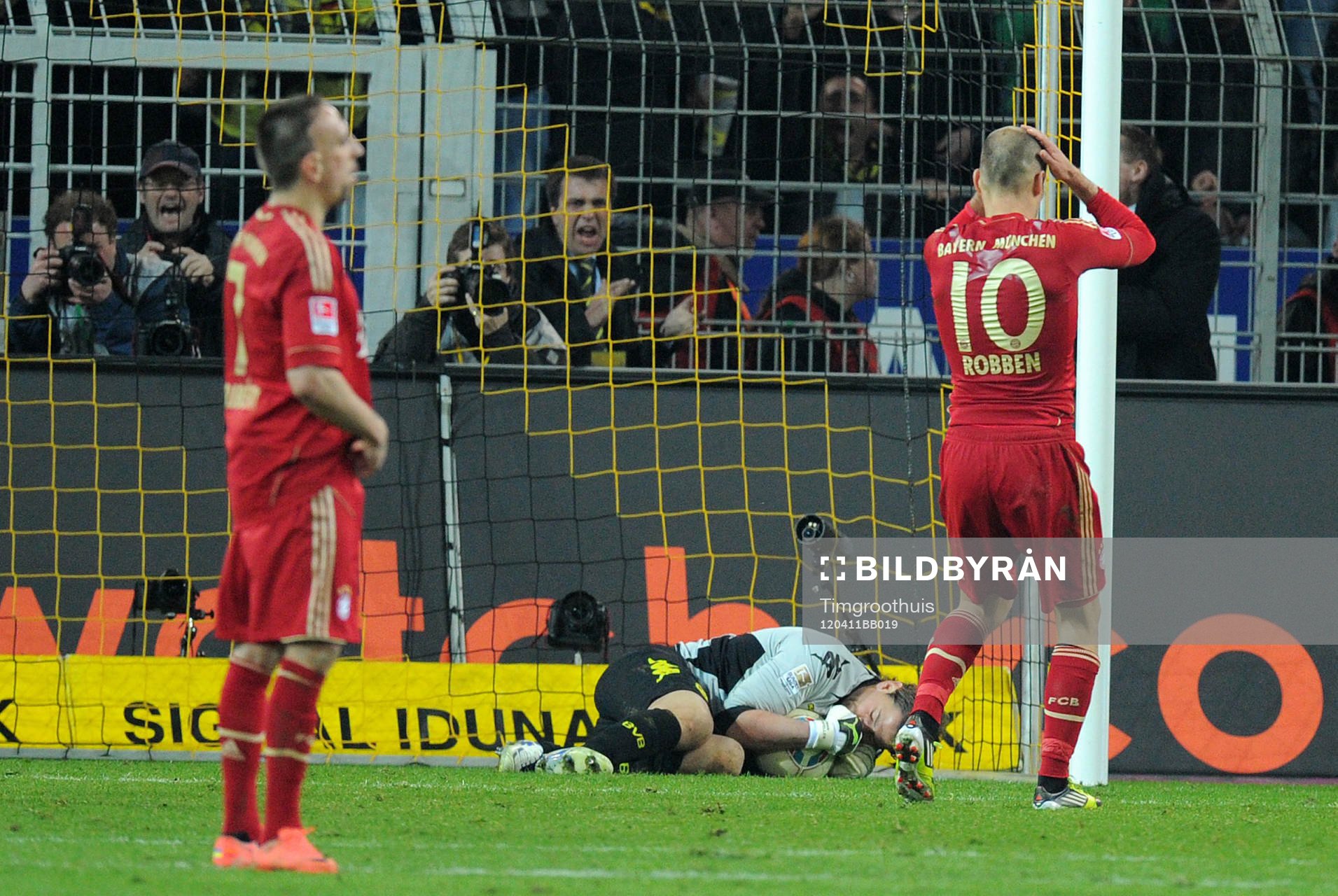   Roman Weidenfeller, målvakt, Dortmund, räddar straff från  Arjen Robben, München.