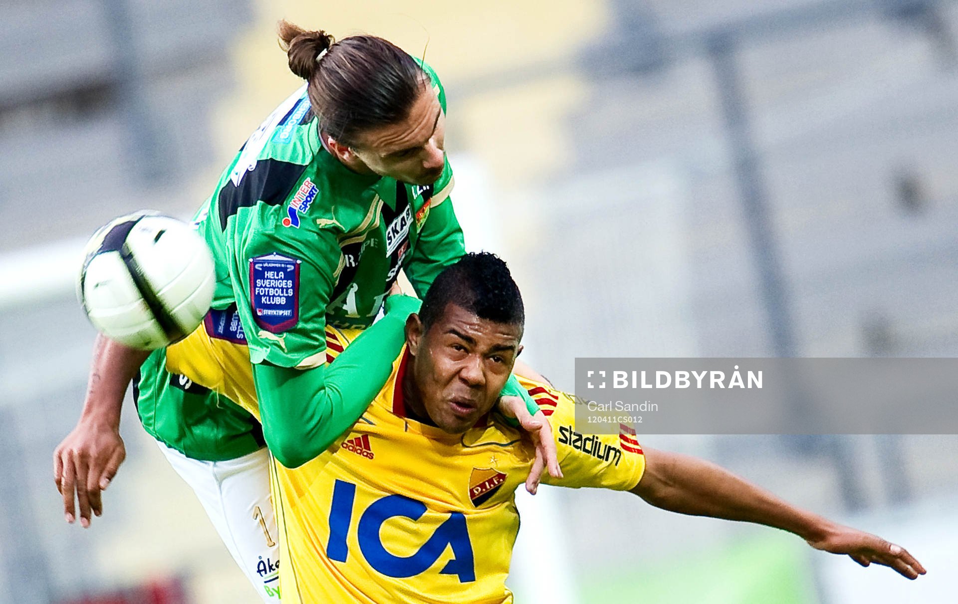 Erik Johansson, GAIS, i nickduell med Ricardo Santos,