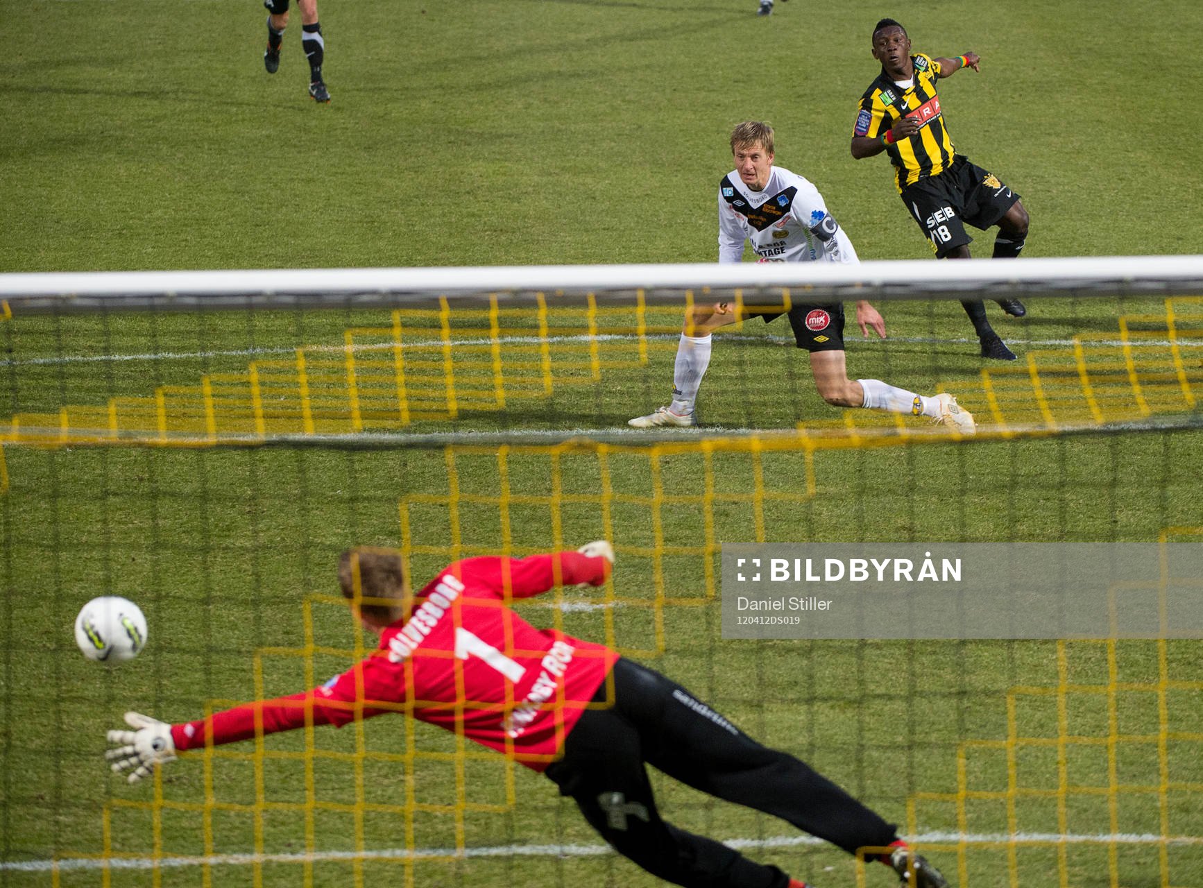 Abdul Majeed Waris, Häcken, gör 3-0 bakom Mattias Asper,